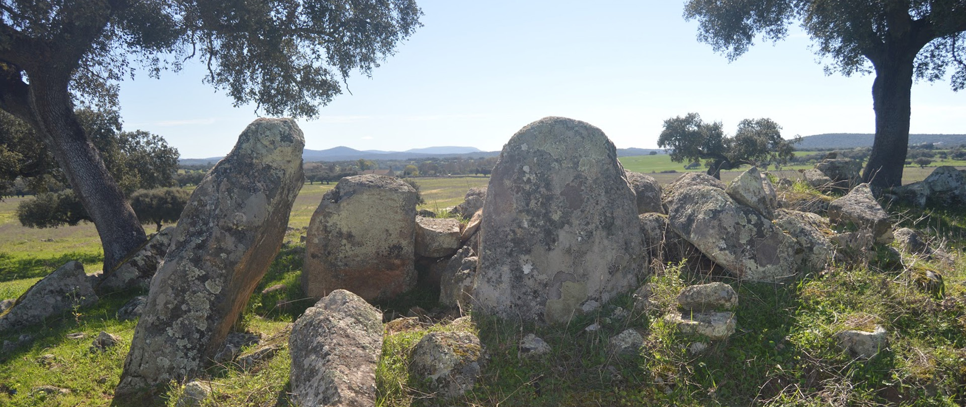 rutas de senderismo rocamador dehesa extremadura dolmenes